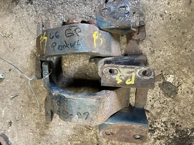 Pontiac 1966, Grand Prix, lado del pasajero, bisagra de puerta superior e inferior Foto 1 de 3