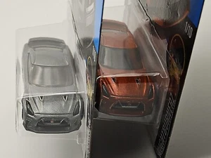 LOTTO 2 VARIANTI COLORE 2017 HOT WHEEL USA CASE '17 NISSAN GTR R35 IN 1/64 - Foto 1 di 14