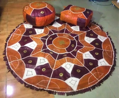 Juego de 3 alfombras de cuero de vaca africana hausa hechas a mano con fundas para pufs Foto 1 de 3