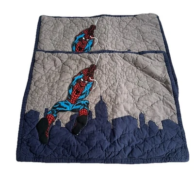 Juego de dos fundas de almohada acolchadas Pottery Barn Kids Marvel Spider-Man paisaje urbano Foto 1 de 4