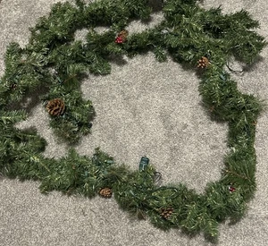 Guirnalda de Navidad iluminada decoración navideña de pino artificial 12 pies bayas rojas - Imagen 1 de 9