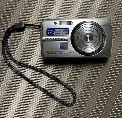 Cámara digital Olympus Stylus 760 7,1 MP + tarjeta fotográfica Xd de 1 GB - plateada probada funciona Foto 1 de 4