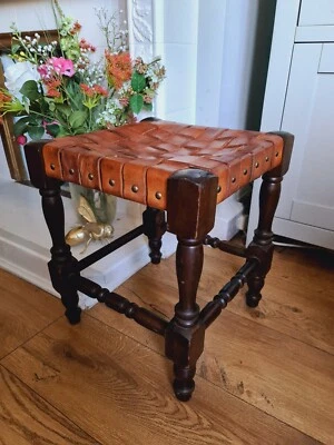 Taburete de madera de cuero antiguo asiento trenzado de cuero envejecido bronceado oscuro artículo raro  Foto 1 de 4