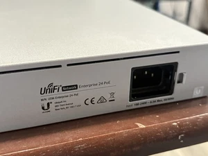 Commutateur Unifi USW-Enterprise-24-POE, 1 Go et 12X 2,5 Go PoE+, SFP+ d'occasion - Photo 1/8