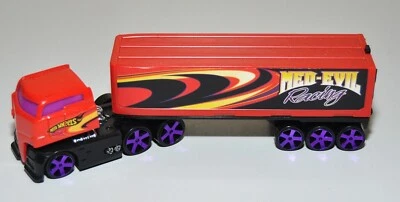 Hot Wheels Med Evil Racing R1066 Rig Dog Truckin' Transporters Racing Rigs 2010 - Immagine 1 di 4