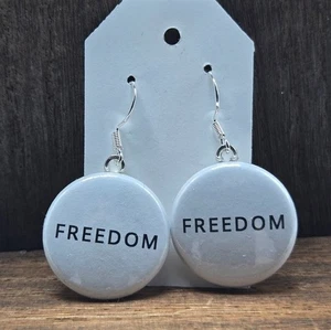 NUEVO CON ETIQUETAS Pendientes Libertad TPUSA Charlie Kirk Logo Política Republicana Recuerdo Cuelga - Imagen 1 de 1