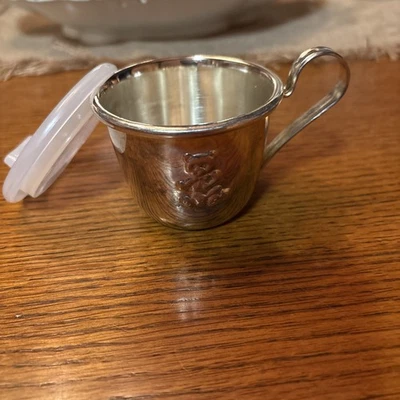 Taza para bebés enchapada en plata con mango Foto 1 de 4