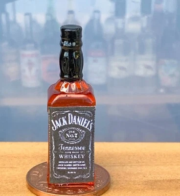 Bottiglia in resina con etichetta whisky Jack Daniels Tumdee scala 1:12 casa delle bambole