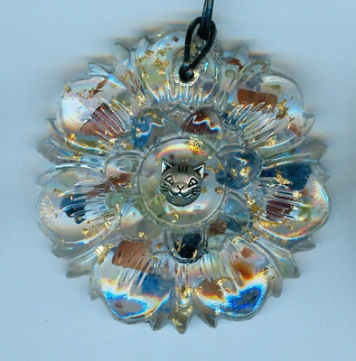 Atrapasol de piedras preciosas de orgonita de flores con oro, plata, granate, peridoto y... Foto 1 de 2