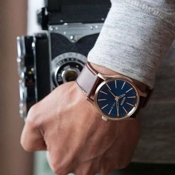 Reloj para hombre Nixon Sentry de cuarzo esfera azul marino cuero marrón A105-1524 con caja Foto 1 de 1