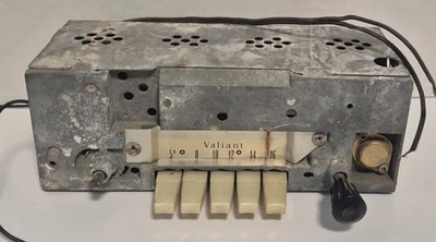 Radio de coche vintage Plymouth Valiant. Solo piezas. Foto 1 de 4