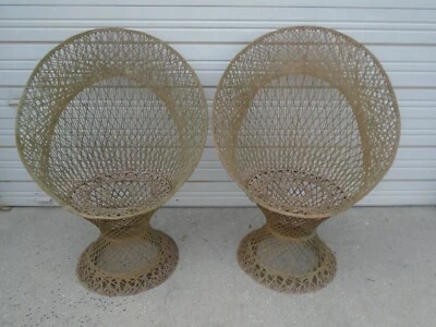 Par de sillas de pavo real de fibra de vidrio con respaldo de ventilador Regency 2 Russell Woodard STY hiladas MCM Foto 1 de 4