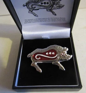 BROOCH ROMANO - CELTIC ENAMEL BOAR WHITE METAL WITH BAR PIN BOXED - Picture 1 of 2
