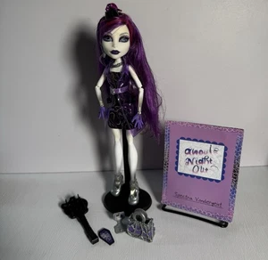 Monster High Spectra Vondergeist Doll With Booklet Bag & Stand Etc - Picture 1 of 2