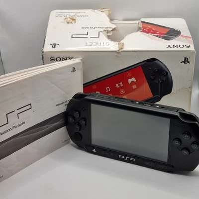 🎮 SONY PSP STREET NERA E1004 BOXATA + MANUALI + MEMORY STICK PRO DUO 4GB🕹️ - Immagine 1 di 4