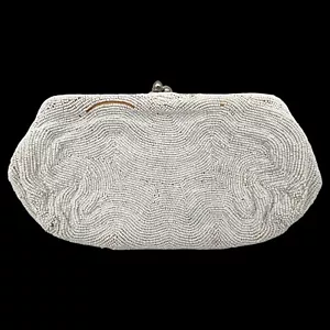 Borsa pochette vintage anni 50 Saks Fifth Avenue in vetro bianco con perline semi - Foto 1 di 9