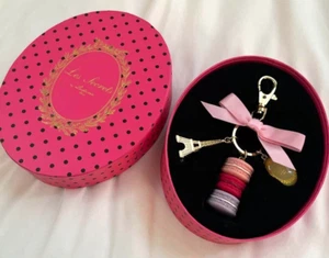 LADUREE Porte-clés Sac Breloque Macarons Rose Violet Rouge Or Exclusivité Paris Neuf - Photo 1 sur 6