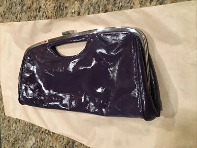 Cartera clutch de charol púrpura brillante asa incorporada, cierre de marco tono plata Foto 1 de 4