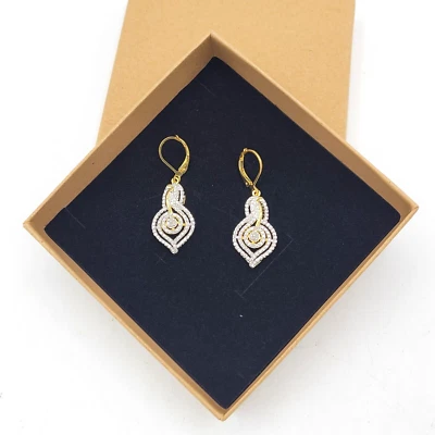 Pendientes colgantes llamativos de diamantes de corte redondo con placa de oro BR KRN de diseñador Foto 1 de 4