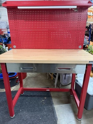 Centro de trabajo iluminado UltraHD con tapa de madera y tablero de clavijas - Excelente estado Foto 1 de 4