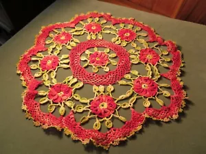 DE COLECCIÓN DELICADO GANCHILLO A MANO 13 1/2" REDONDO - VERDES ABIGARRADOS Y ROSAS ROJAS - Imagen 1 de 5