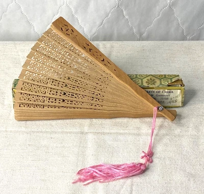 Ventilador de sândalo chinês vintage padrão borboletas com caixa madeira dobrável rosa - Imagem 1 de 4