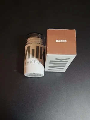 Barra esculpida de maquillaje con leche (sizzle) Foto 1 de 2