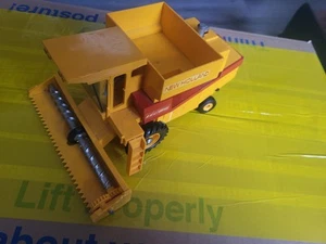 Britains Model New Holland Combine Harvester TR85 1982 - Picture 1 of 8