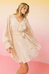 Mini Vestido Flying Tomato Marfil Jacquard Tejido con Escote Sobrepelliz - Imagen 1 de 5