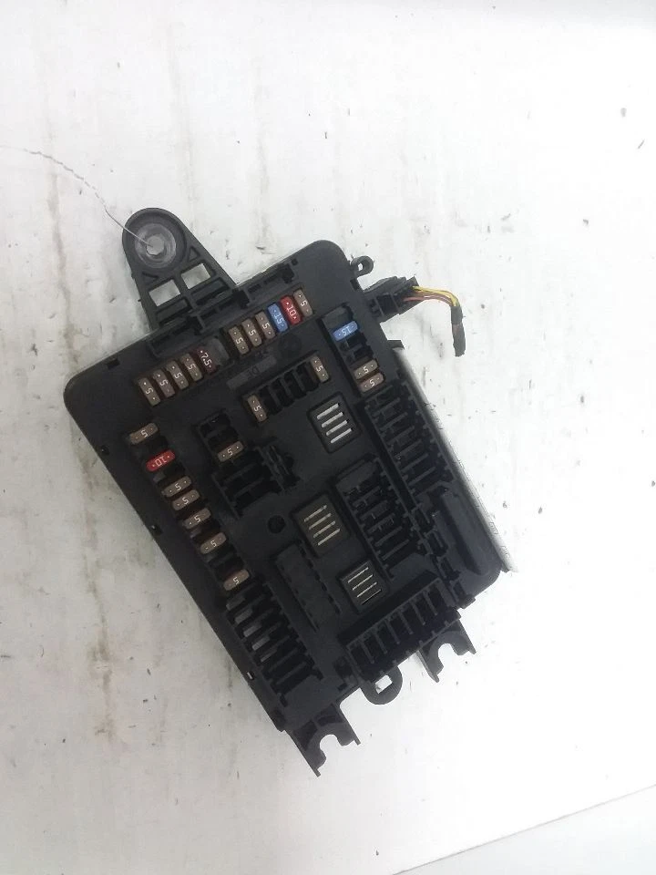 Caja de conexiones de fusibles trasera montada en el maletero BMW 328i 2016 61149389072 Foto 1 de 4