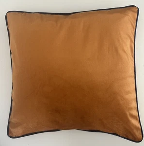 Funda de cojín suave al tacto de terciopelo en naranja con borde de tubo azul marino 45 x 45 cm - Imagen 1 de 3