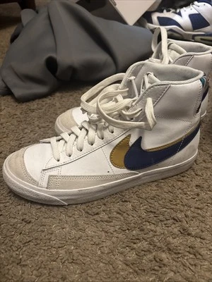 Nike Blazer Mid '77 SEDouble Swoosh Blanco Azul Vacío Metálico Dorado (GS) Foto 1 de 4
