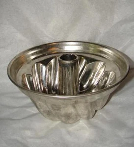 Vintage Tin Metal Food such as Jello Mold  With a Nice Design - Picture 1 of 2