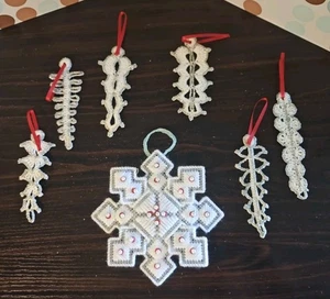 Lot Of Handmade Christmas Decorations, Needlepoint And Crochet - Picture 1 of 6