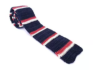 Corbata cuadrada ajustada de ganchillo a rayas rojo blanco azul de colección años 80 en muy buen estado - Imagen 1 de 4