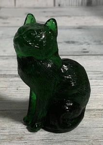 Gatito sentado de vidrio Mosser vintage verde estampado M en la parte posterior inferior - Imagen 1 de 9