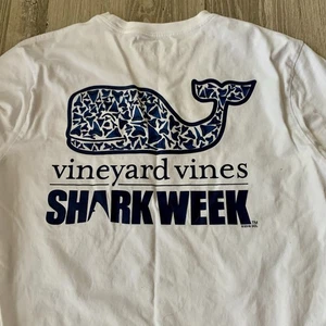 T-shirt manica lunga Vineyard Vines Shark Week Discovery uomo taglia S logo balena usata in ottime condizioni - Foto 1 di 12