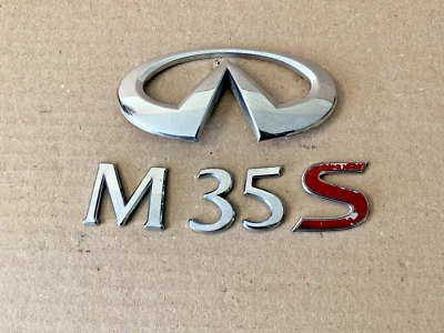 INFINITI M35S EMBLEMA CROMADO CON LOGO CON PESTAÑAS USADO OEM Foto 1 de 4