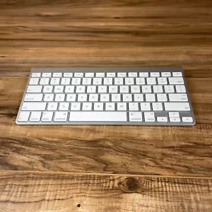 Apple Magic A1314 White/Silver Aluminum Bluetooth Wireless QWERTY Keyboard - Picture 1 of 5