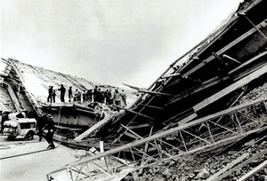 1970 Drahtfoto eingestürzte Brücke bei San Bernardino & San Gabriel River Freeways - Bild 1 von 2