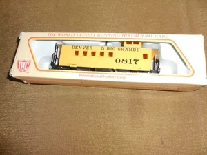 HO ZUG IHC DENVER & RIO GRANDE 0817 GELBER BEGLEITWAGEN, NEU IM KARTON, 4 1/2" lang - Bild 1 von 8