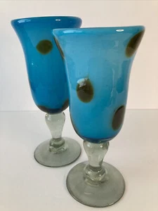 2 copas de agua/vino sopladas a mano azul/turquesa puntos negros tallos transparentes/grises únicos - Imagen 1 de 11