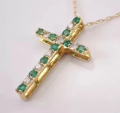 Cadena colgante cruz esmeralda verde simulada corte redondo enchapada en oro amarillo de 14 k Foto 1 de 4