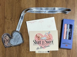 Sabrina Carpenter Short Sweet Tour 2025 VIP blau Schlüsselband Postkarten Stifte Laminat - Bild 1 von 1