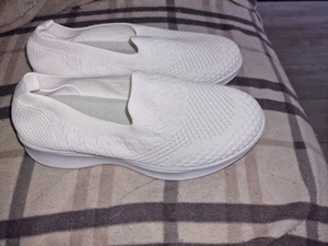 Ladies white slip-on shoes size 5 New - Picture 1 of 3