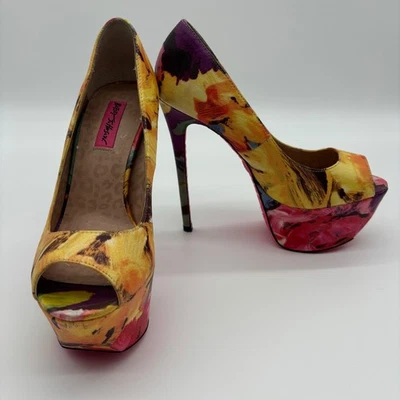 Zapatos de tacón de aguja Betsey Johnson Bridgett 8M plataforma de tela floral punta abierta Foto 1 de 4