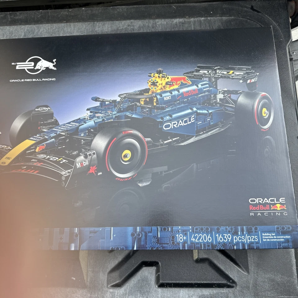 LEGO TECHNIC: ORACLE RED BULL RACING RB2  (42206) / NEW - Image 1 of 2