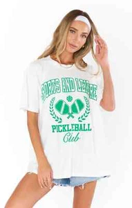 Neu mit Etikett Flughafen T-Shirt in Pickleball Club Grafik von Show Me Your Mumu - Bild 1 von 7
