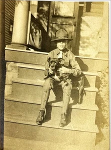 Junge mit seinem Welpen schwarzweiß Vintage 2,5 x 3,5 Zoll Foto - Bild 1 von 3