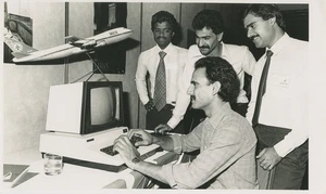 A29 A2902 - Gulf Air Staff at Computer Terminal, 80er Jahre - Bild 1 von 1